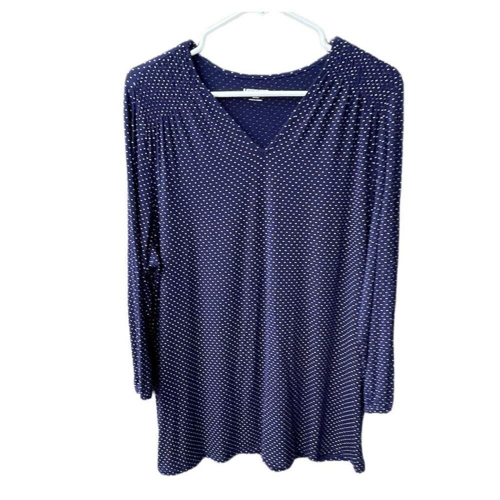 Lands’ End size 1X V neck polka dot rushed shoulders relaxed fit top.